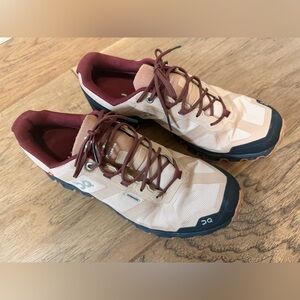 On Running Waterproof Women’s Trail Hiking Shoes Size 9.5 US Cloudventure